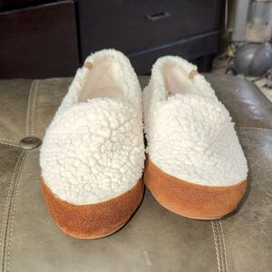 Acorn Cream Sherpa Slip-On Slippers with Brown Suede Trim